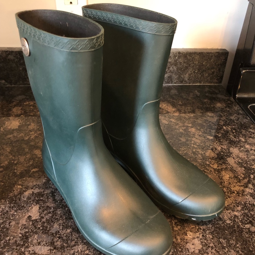 Ugg size 9 Rain boots